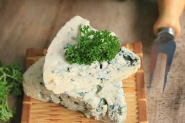 mavi peynir maydanoz ile