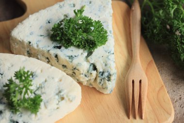 mavi peynir maydanoz ile