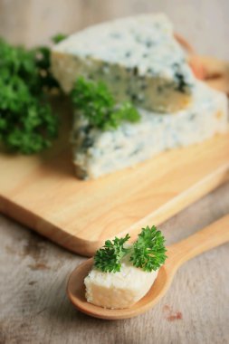 mavi peynir maydanoz ile