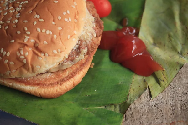 Гамбургер с томатным соусом — стоковое фото