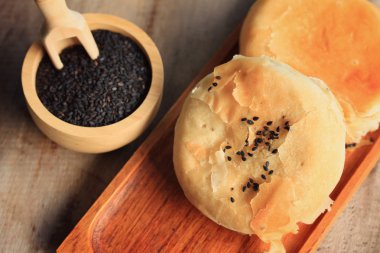 Siyah susam ile festival moon pasta