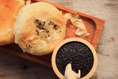 Siyah susam ile festival moon pasta