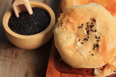 Siyah susam ile festival moon pasta