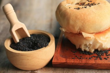 Siyah susam ile festival moon pasta