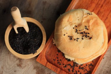 Siyah susam ile festival moon pasta