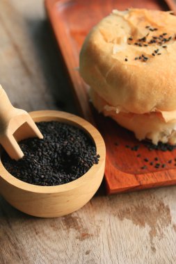 Siyah susam ile festival moon pasta