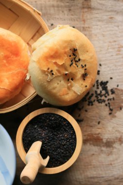 Siyah susam ile festival moon pasta