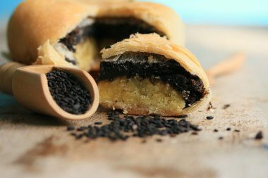 Siyah susam ile festival moon pasta