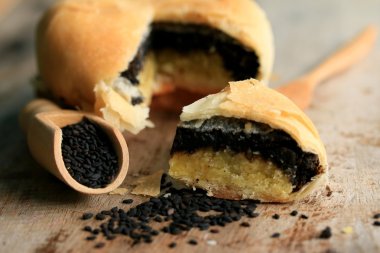 Siyah susam ile festival moon pasta