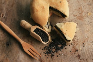 Siyah susam ile festival moon pasta