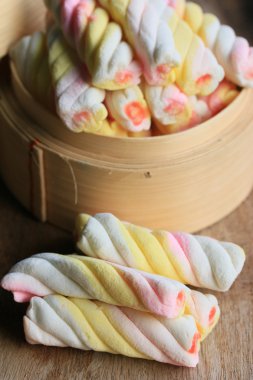 Gül desenli tatlı lokum