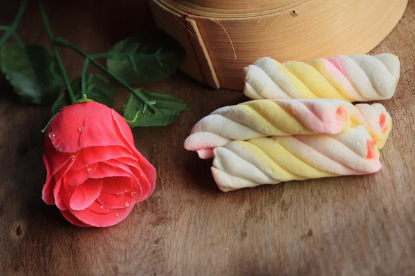 Marshmallow manis dengan mawar — Stok Foto