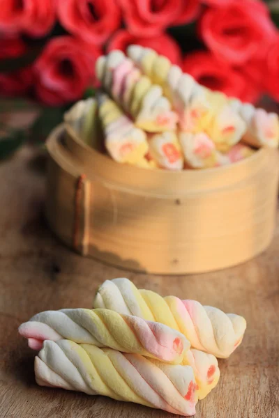 Marshmallow manis dengan mawar — Stok Foto