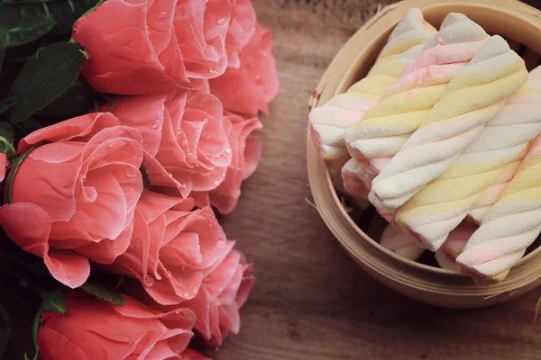甜甜的棉花糖与玫瑰 — 图库照片