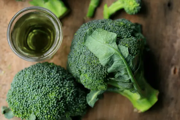 Fresh broccoli with juices — Stock Photo, Image