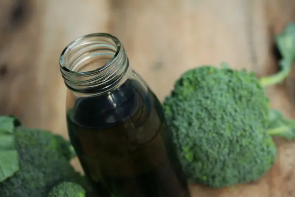 Fresh broccoli with juices — Stock Photo, Image