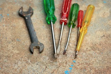 Araçlar tornavida anahtarı ile