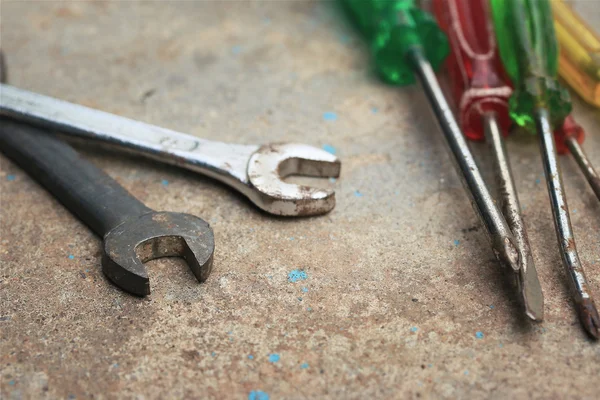Destornillador de herramientas con llave inglesa —  Fotos de Stock