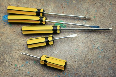 Araçlar tornavida anahtarı ile