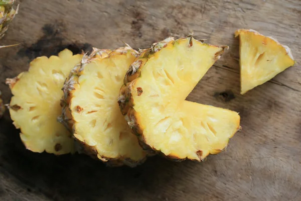 Свежие ананасовые сладкие фрукты — стоковое фото