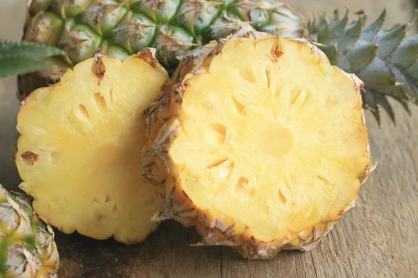 Verse ananas zoete vruchten — Stockfoto