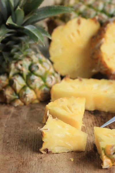 Свежие ананасовые сладкие фрукты — стоковое фото