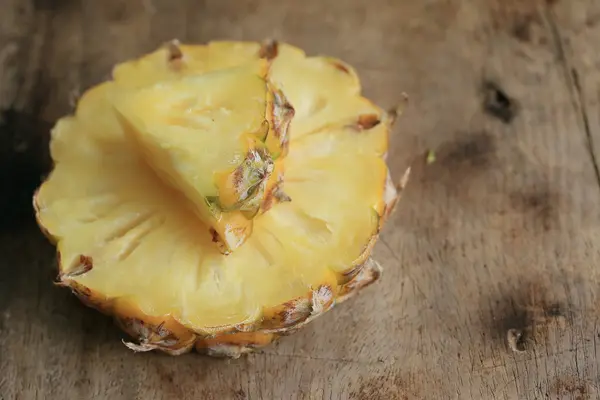 Sladké ovoce čerstvý ananas — Stock fotografie