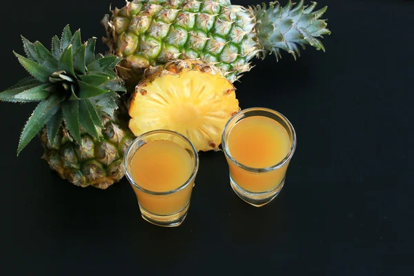Taze ananas suyu ile — Stok fotoğraf