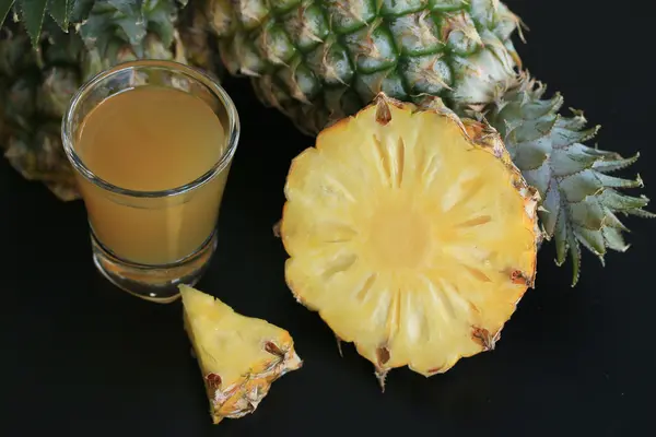 Čerstvý ananas s džusem — Stock fotografie