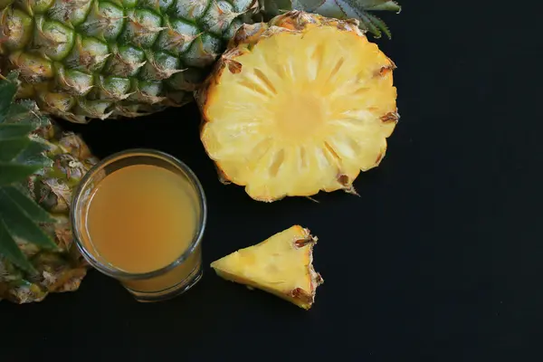 新鮮なパイナップル ジュース — ストック写真