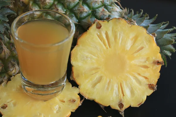 Taze ananas suyu ile — Stok fotoğraf