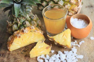 taze ananas suyu ile