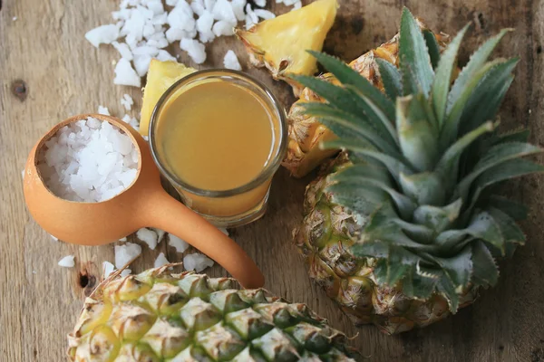 Abacaxi fresco com suco — Fotografia de Stock