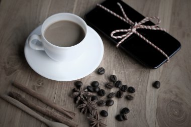 Sıcak kahve ile akıllı telefon