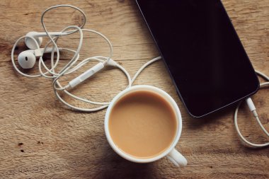 Sıcak kahve ile akıllı telefon