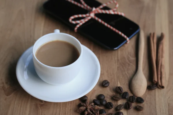 Горячий кофе со смартфоном — стоковое фото