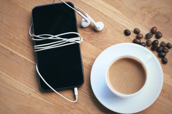 Café quente com telefone inteligente — Fotografia de Stock