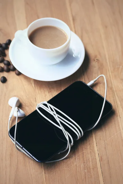 Café quente com telefone inteligente — Fotografia de Stock