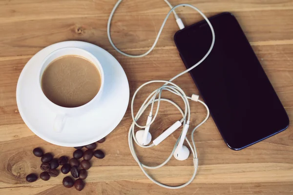 Café quente com telefone inteligente — Fotografia de Stock