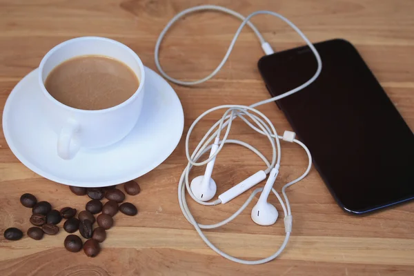 Café quente com telefone inteligente — Fotografia de Stock