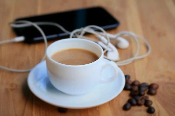 Café quente com telefone inteligente — Fotografia de Stock