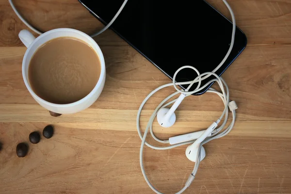 Café quente com telefone inteligente — Fotografia de Stock