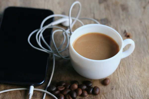 Café quente com telefone inteligente — Fotografia de Stock
