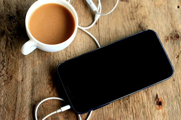 Café quente com telefone inteligente — Fotografia de Stock