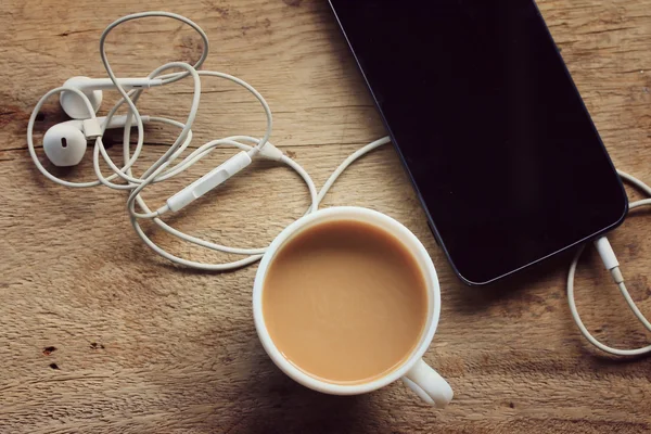 Sıcak kahve ile akıllı telefon - Stok İmaj