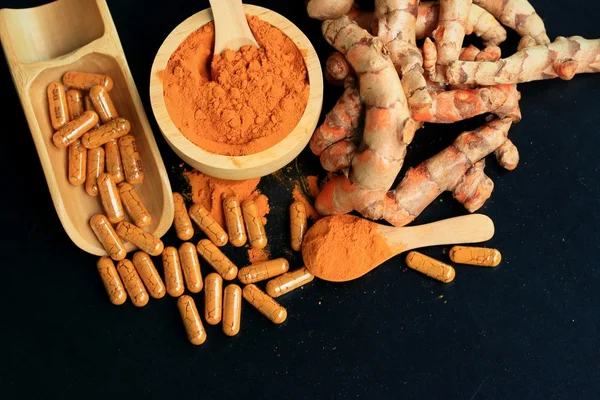 Curcuma fresca con capsule — Foto Stock