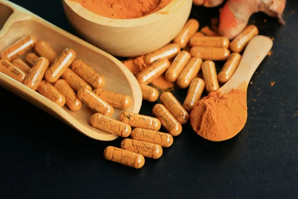 Curcuma fresca con capsule — Foto Stock