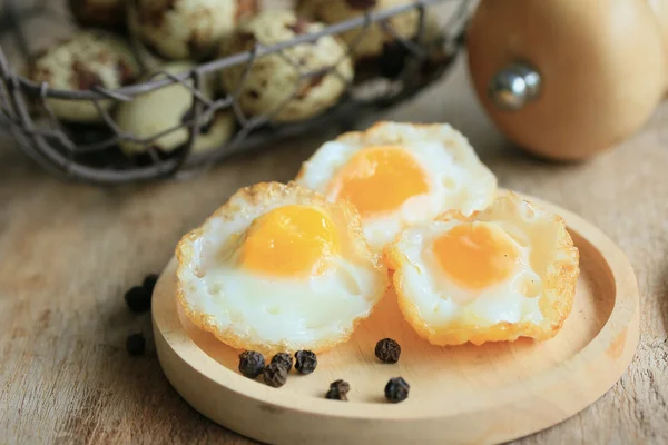 Çok kızarmış bıldırcın yumurtası — Stok fotoğraf