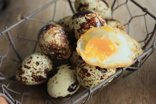 Veel gebakken kwarteleitjes — Stockfoto