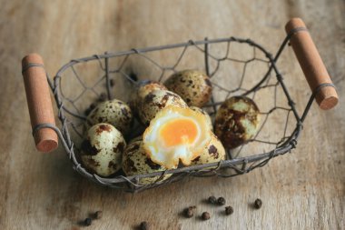 Çok kızarmış bıldırcın yumurtası